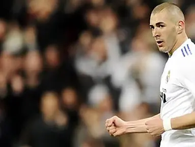 Striker Real Madrid Karim Benzema menciptakan dua gol untuk membantu timnya mengalahkan Hercules 2-0 dalam laga La Liga di Santiago Bernabeu, 12 Maret 2011. AFP PHOTO/PIERRE-PHILIPPE MARCOU