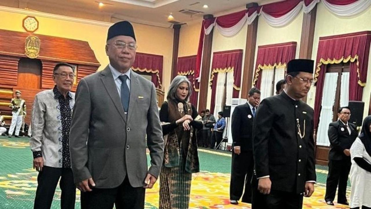 Mengenal 'Jer Basuki Mawa Beya': Khofifah Anugerahkan Penghargaan Bergengsi ke Ketua PWM Jatim Prof. Sukadiono