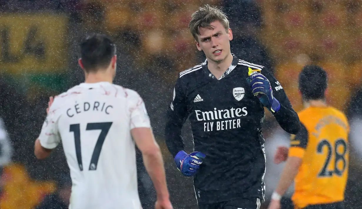 Kiper Arsenal, Runar Alex Runarsson memasuki lapangan setelah menggantikan Bernd Leno yang dikartu merah dalam laga Liga Inggris 2020/2021 menghadapi Wolverhampton Wanderers di Molineux Stadium, Wolverhampton (2/2/2021). Pemain asal Islandia ini didatangkan Arsenal pada awal musim 2020/2021 sebagai pelapis Bernd Leno. Akibat tak konsisten saat diturunkan, ia akhirnya dipinjamkan ke OH Leuven pada 2021/2022 dan Alanyaspor sejak awal musim 2022/2023. (AFP/Pool/Catherine Ivill)