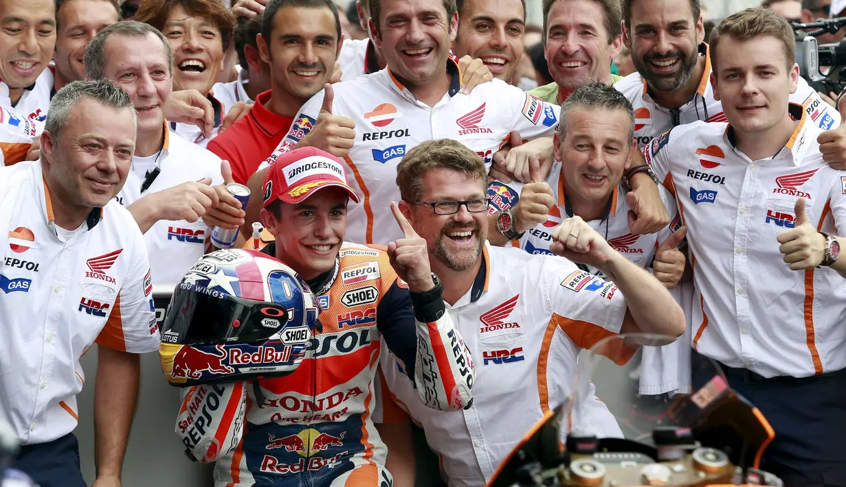 Marc Marquez berpose dengan rekan – rekannnya saat berhasil menjadi yang terdepan pada balapan sirkuit Indianapolis, Amerika Serikat, Minggu (9/8/2015).  Marc Marquez juara setelah finish diperingkat pertama. (REUTERS/Brent Smith)