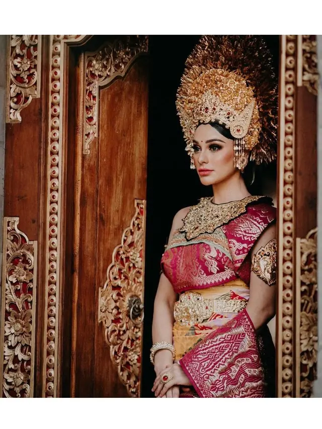 Cantik Mempesona, Ini Gaya Nora Alexandra Saat Memakai Mahkota Putri Bali
