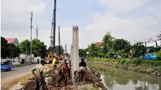 Sejumlah pekerja tengah menggarap proyek pembangunan turap Kali Utan Kayu, Jakarta, Selasa (17/6/14). (Liputan6.com/Faizal Fanani)