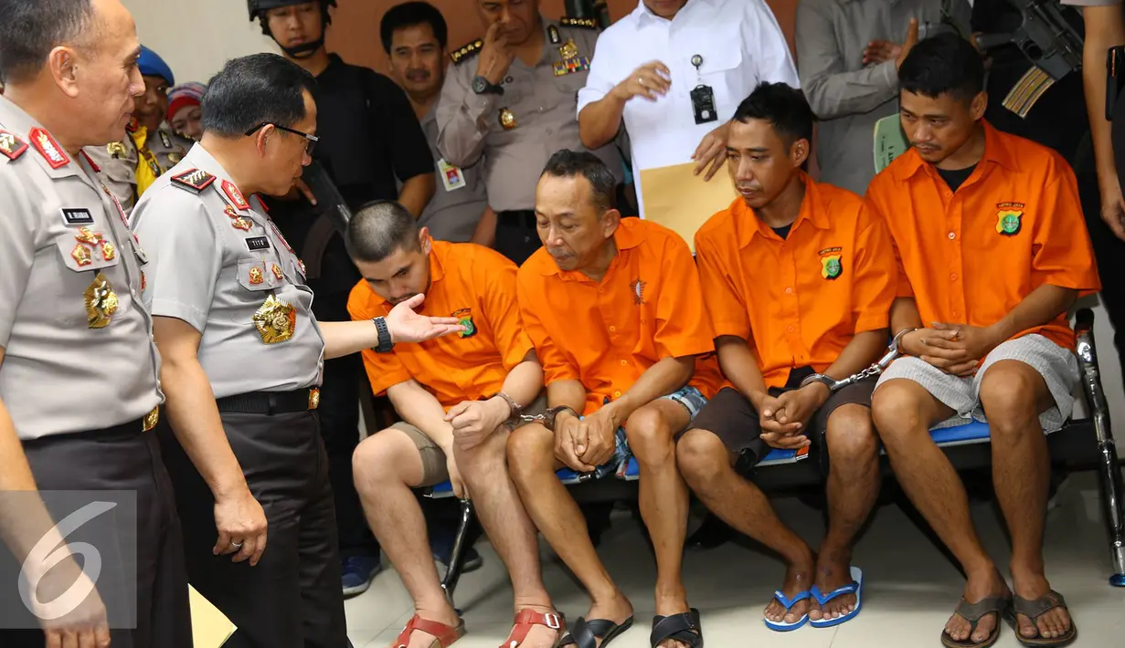 Tersangka kasus tindak pidana narkotika yang dihadirkan saat rilis di RS Polri, Jakarta, Selasa (17/1). Pihak kepolisian juga mengamankan dua pucuk senpi, dan total barang bukti senilai delapan belas miliar rupiah. (Liputan6.com/Immanuel Antonius)