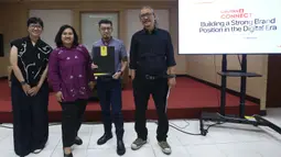 Program Liputan6.com Connect merupakan inisiatif edukatif yang menghubungkan mahasiswa dengan para profesional industri media digital. Tampak dalam foto, Sari Pratiwi, Brand Communications Manager KapanLagi Youniverse; Perwakilan Vokasi Universitas Indonesia, Mareta Maulidiyanti, S.Sos., M.M., CPR., selaku Kepala Program Studi Hubungan Masyarakat; Managing Editor Liputan6.com, Edu Krisnadefa; Social Media Manager KapanLagi Youniverse, Eko Setiawan; (dari kiri ke kanan) berfoto bersama usai gelaran program Liputan6.com Connect di kampus Vokasi Universitas Indonesia, Depok, Jawa Barat pada 11 November 2025. (Liputan6.com/Helmi Fithriansyah)