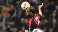Penyerang AC Milan, Gonzalo Higuain, berjibaku di udara saat bersua Real Betis, pada laga Grup F Liga Europa, di Stadion San Siro, Jumat (26/10/2018) dini hari WIB.  (AFP / Miguel Medina)