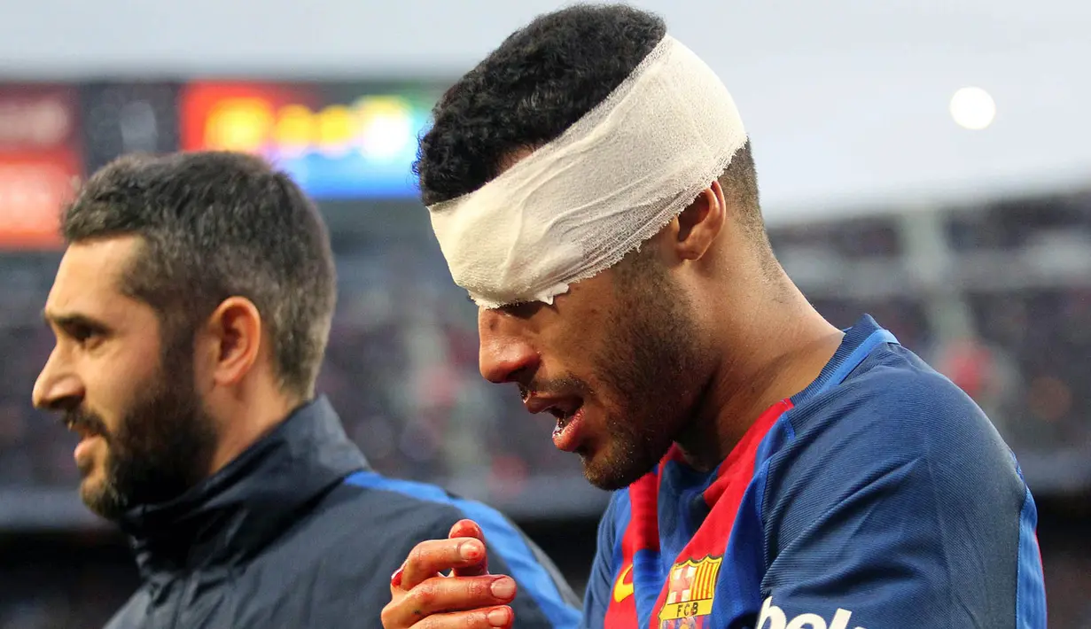 Bek sayap Barcelona, Rafinha, mengalami cedera kepala saat melawan Athletic Bilbao. Laga yang berlangsung keras ini membuat wasit mengeluarkan empat kartu kuning sepanjang laga. (EPA/Toni Albir)