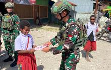 Satgas Yonif 711/RKS Salurkan Bantuan Pendidikan Papua di Waghete, Tingkatkan Minat Belajar