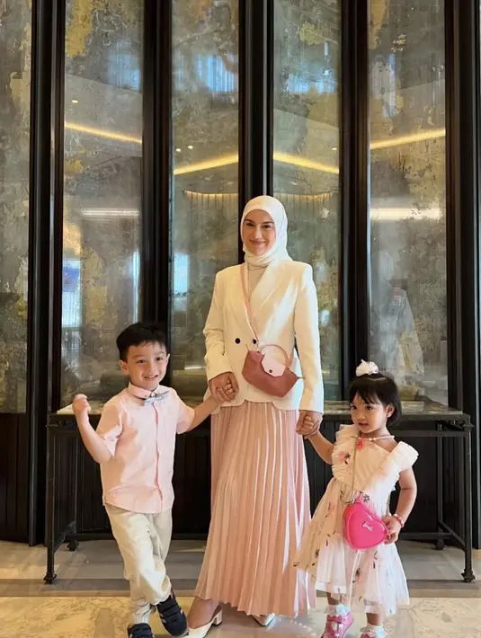 ksi rok plets dan blazer juga suguhkan gaya profesional yang begitu menjanjikan.  [Foto: Instagram/ Irish Bella]