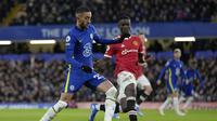 Chelsea langsung mengancam pertahanan Manchester United lewat Hakim Ziyech di menit ke-3. Namun upayanya masih mampu diredam David De Gea. (AP/Kirsty Wigglesworth)