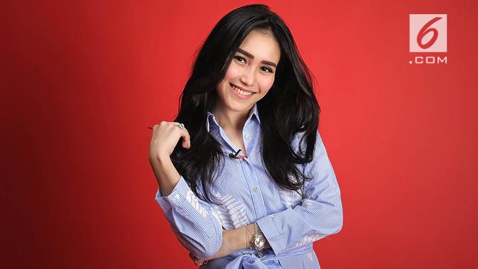 Terbuka di Bagian Dada, Baju Lebaran Ayu Ting Ting 