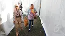 Pemenang pertama ajang Music Video Contest, Wiwi Handayani (kiri) usai tampil di panggung inBox SCTV di Cibinong Square, Bogor, Jumat (30/1/2015). (Liputan6.com/Helmi Fithriansyah)