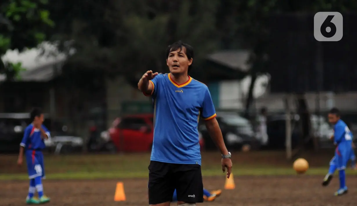 Mantan striker Timnas Indonesia, Ricky Yakobi saat melatih di salah satu lapangan di Jakarta. Sebelum dilarikan ke Rumah Sakit TNI Angkatan Laut Mintoharjo, Ricky Yacobi tengah bermain bola di Lapangan A Senayan, Jakarta. (Liputan6.com/Helmi Fithriansyah)