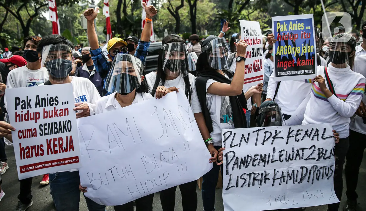 Massa yang tergabung dalam Aliansi Karyawan Hiburan dan Pengusaha Hiburan menggeruduk Balai Kota DKI Jakarta, Selasa (21/7/2020). Kedatangan mereka meminta Gubernur Anies Baswedan untuk membuka kembali tempat hiburan malam yang hingga kini ditutup akibat COVID-19. (Liputan6.com/Faizal Fanani)