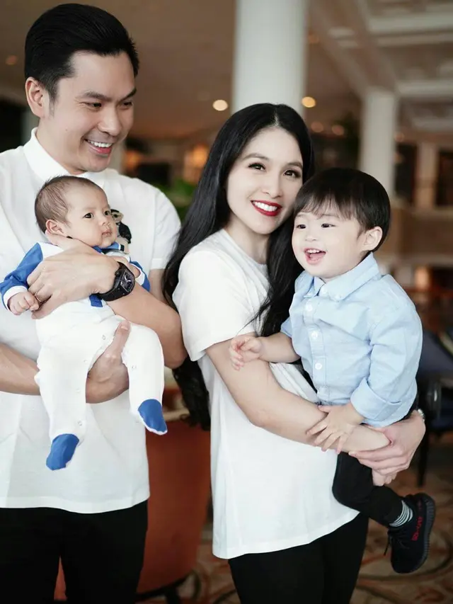 Sandra Dewi dan Keluarga