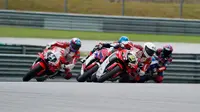 Dua pembalap Astra Honda Racing Team, Herjun Atna Firdaus dan Muhammad Kiandra Ramadhipa saat bertarung pada ajang ARRC 2024. (PT Astra Honda Motor)