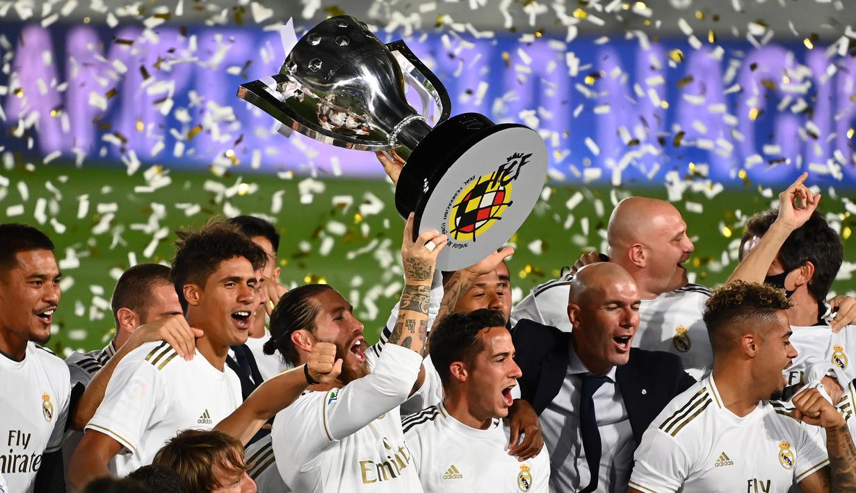 Pelatih Real Madrid, Zinedine Zidane, merayakan juara La Liga usai timnya mengalahkan Villreal pada laga lanjutan pekan ke-37 di Estadio Alfredo Di Stefano, Jumat (17/7/2020) dini hari WIB. (AFP/Gabriel Bouys)
