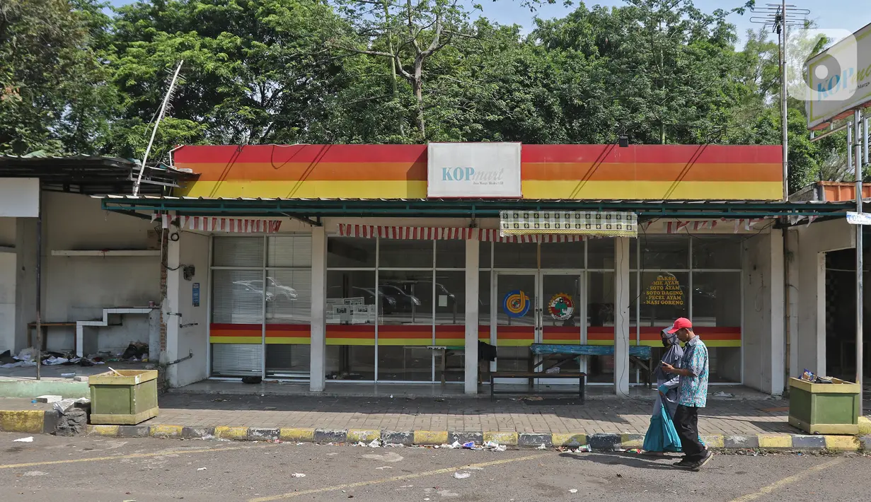 Warga berjalan di depan toko Rest Area KM 50 A yang ditutup secara permanen pada 20 Desember 2020 lalu di Tol Jakarta-Cikampek, Karawang, Kamis (24/12/2020). PT Jasa Marga menjelaskan alasan penutupan yang memang sudah direncanakan ditutup sejak Februari lalu. (Liputan6.com/Herman Zakharia)