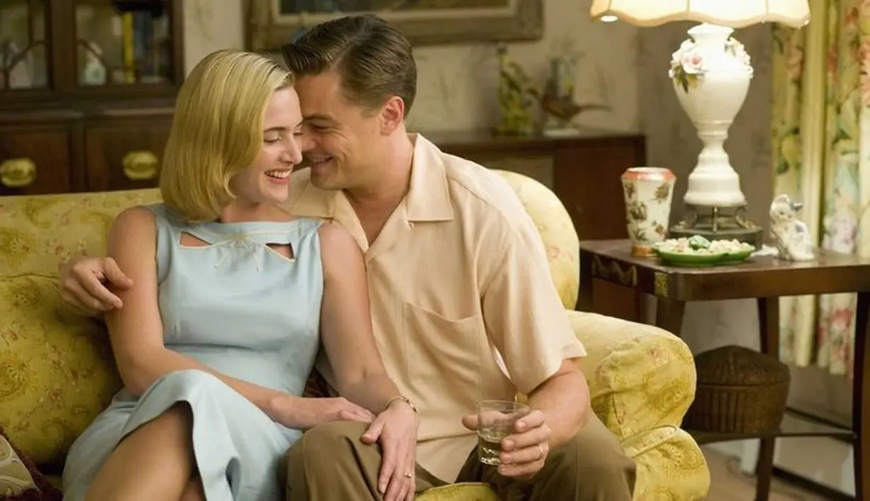 Dilansir dari Cosmopolitan, Revolutionary Road adalah sekuel Titanic jika Jac masih hidup. Teori fans adalah Jack selamat dan mengganti namanya. Ia menikah dengan Rose dan hidup sebagai Frank dan April Wheeler. (DREAMWORKS PICTURES)