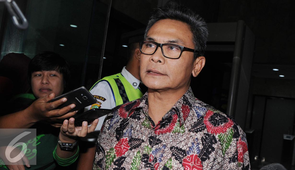 Jubir Presiden Joko Widodo, Johan Budi saat tiba di KPK, Jakarta, Jumat (11/11). Wadah pegawai KPK menggelar acara ulang tahun yang dihadiri pegawai dan mantan pegawai. (Liputan6.com/Helmi Afandi)