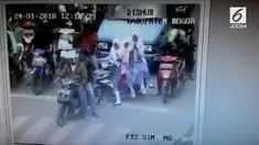 Tertangkap melanggar aturan lalu lintas, pengendara motor panik ketika ditegur via cctv.