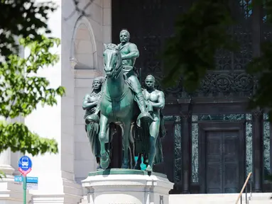 Patung Theodore Roosevelt di luar Museum Sejarah Alam Amerika di New York, AS (22/6/2020). Patung Theodore Roosevelt yang menunggangi seekor kuda tu akan dirobohkan, dengan alasan "menggambarkan hirarki rasial," menurut pihak museum. (Xinhua/Wang Ying)