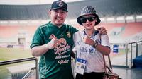 Pasangan pengusaha muda, Dinar Wahyu Saptian Dyfrig, CEO Pansaka (berbaju Persebaya) dan Anggie Maulidya, CEO The Legion (berbaju Arema), kompak mendukung tim kesayangannya. (dok. Pribadi)