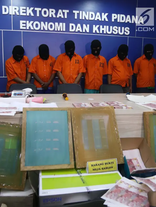 Barang bukti kasus peredaran uang palsu yang berhasil diamankan di Dirtipideksus Bareskirm Polri, Jakarta, Jumat (16/3). Petugas menyita uang palsu siap edar, alat sablon, printer, pemotong kertas, laminating, dan komputer. (Liputan6.com/Arya Manggala)