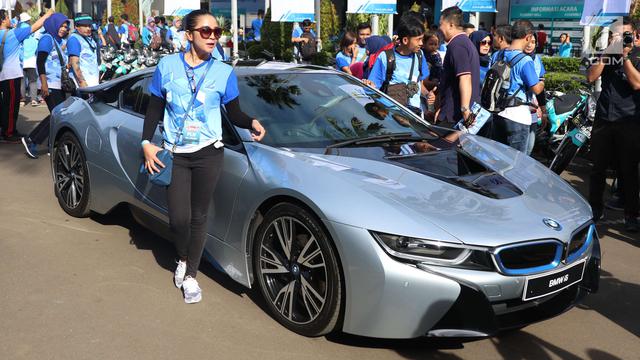 Mobil Listrik Mewah dan Motor Listrik Jadi Daya Tarik Untuk Swafoto