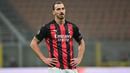 Penyerang AC Milan, Zlatan Ibrahimovic, tampak kecewa saat timnya kebobolan oleh Lille pada laga lanjutan Liga Europa 2020/2021 di San Siro, Jumat (6/11/2020) dini hari WIB. AC Milan kalah 0-3 oleh Lille. (AFP/Miguel Medina)