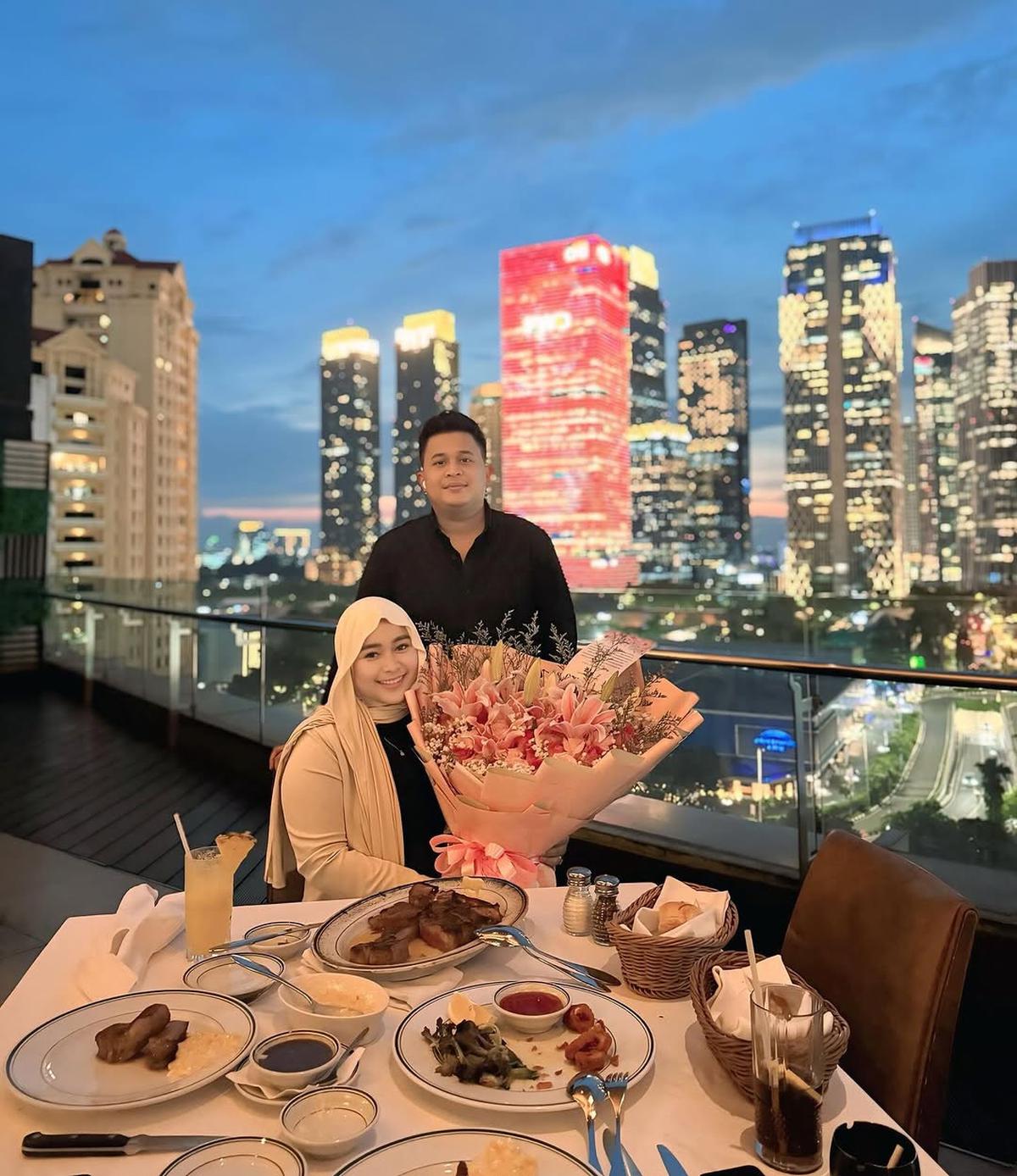 Potret Syifa Adik Ayu Ting Ting Rayakan Anniversary Pernikahan ke-3, Dapat Buket Bunga Besar dan Dinner Mewah