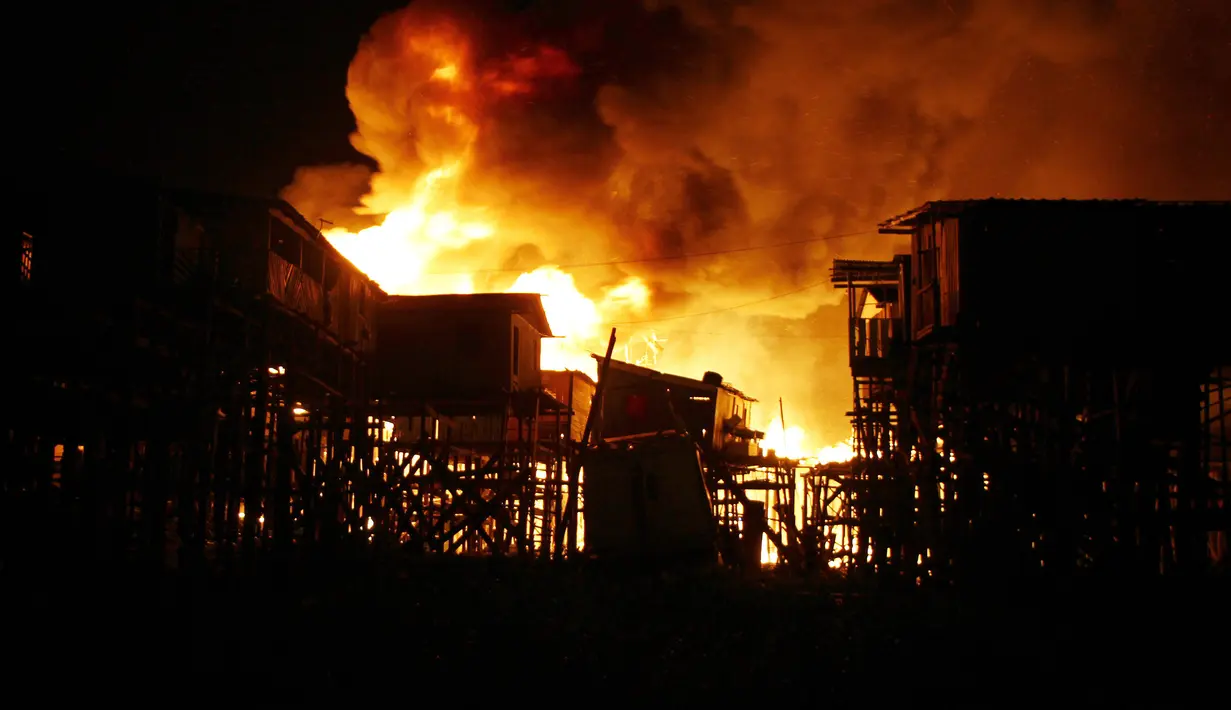 Ratusan rumah terbakar di lingkungan Educandos, di Manaus, Brasil (17/12). Kebakaran diduga disebabkan oleh ledakan panci presto yang menghanguskan ratusan rumah warga. (AP Photo/Edmar Barros)
