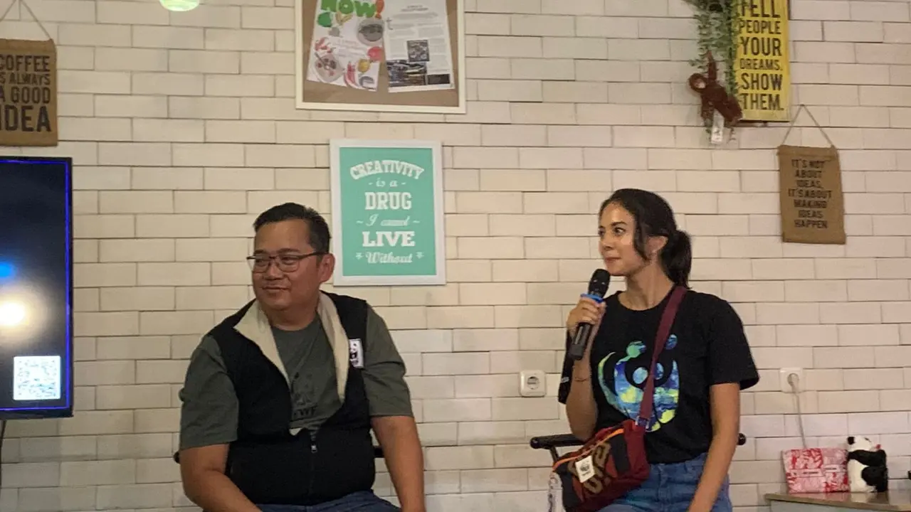 Aurelie Moeremans saat bercerita pengalamannya susur sungai Ciliwung