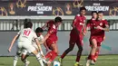Pemain Persija Jakarta berebut bola dengan pemain Arema FC pada pertandingan perebutan tempat ketiga Piala Presiden 2026 di Stadion Kapten I Wayan Dipta, Gianyar, Bali, Kamis (6/8/2026). Persija Jakarta mengalahkan Arema FC dengan skor 3-1 sekaligus memastikan finis di peringkat ketiga turnamen pramusim tersebut. (KLY/Budy Santoso)