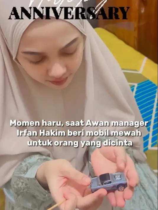 Irfan Hakim membagikan momen video singkat asistennya membelikan hadiah mobil mewah untuk istri tercintanya. Sebelumnya, Awan memberikan mobil miniatur hot wheels yang membuat sang istri tertawa. [Instagram/awanpotret17]