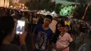 Beberapa warga saat mengabadikan momen mereka saat berada di kawasan Bundaran HI, Jakarta, Rabu (31/12/2014). (Liputan6.com/Faizal Fanani)