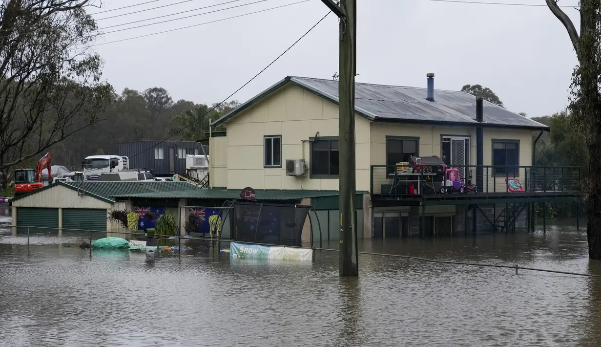 Sebuah rumah terendam air banjir di Londonderry di pinggiran Sydney, Australia, Selasa (5/6/2022). Ratusan rumah terendam di dalam dan sekitar kota terbesar Australia itu dalam keadaan darurat banjir yang berdampak pada 50.000 orang, kata para pejabat. (AP Photo/Mark Baker)