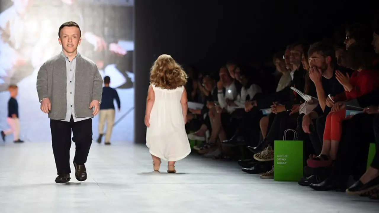20150709-Model Bertubuh Kerdil Ramaikan Pekan Mode Berlin 4