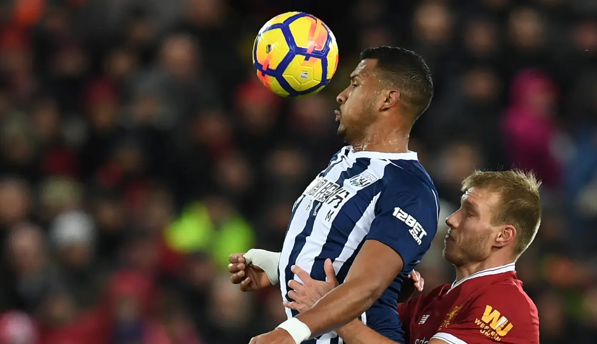 Pemain Liverpool, Ragnar Klavan (kanan) membayangi pergerakan pemain West Bromwich, Salomon Rondon pada lanjutan Premier League di Anfield, Liverpool, (13/12/2017). Liverpool bermain imbang 0-0. (AFP/Paul Ellis)