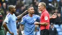 Striker Manchester City, Gabriel Jesus, melakukan protes terhadap wasit saat melawan Aston Villa pada laga Premier League 2019 di Stadion Etihad, Sabtu (26/10). Manchester City menang 3-0 atas Aston Villa. (AP/Rui Vieira)