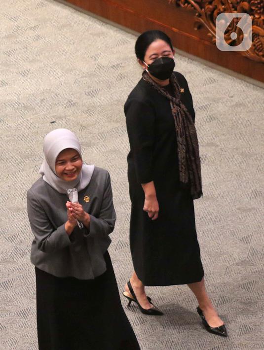Ketua BPK Isma Yatun (kiri) berjalan bersama Ketua DPR Puan Maharani (kanan) saat Rapat Paripurna DPR ke-25 Masa Persidangan V Tahun 2021-2022 di Kompleks Parlemen, Jakarta, Selasa (14/6/2022). BPK menyematkan opini wajar tanpa pengecualian (WTP) terhadap laporan keuangan pemerintah tahun 2021 yang terdiri dari laporan keuangan pemerintah pusat (LKPP), laporan keuangan kementerian negara/lembaga (LKKL), dan laporan keuangan bendahara umum negara (LKBUN). (Liputan6.com/Angga Yuniar)