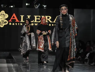 Tiga perempuan tampil dalam busana Alleira Annual Fashion Show 2016 di Jakarta, Kamis (6/10). Kurang lebih sebanyak 75  batik milik Alleira di tampilkan dalam pagelaran Annual Show bertema "Yavadvipa". (Liputan6.com/Faizal Fanani)