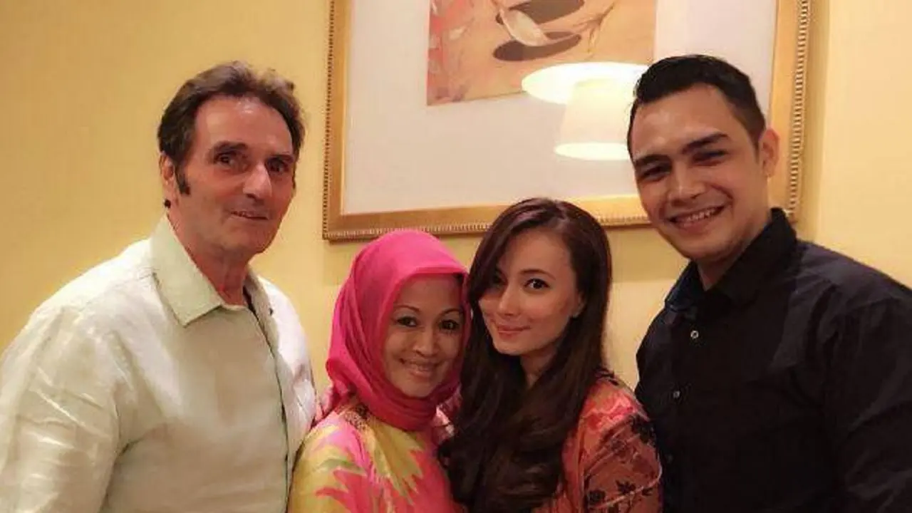 asmirandah dan Jonas Rivanno bersama orang tuanya