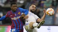 Bek Real Madrid, Dani Carvajal berebut bola dengan penyerang Barcelona, Ansu Fati pada pada semifinal Piala Super Spanyol di Stadion King Fahd di Riyadh, Arab Saudi, Kamis (13/1/2022). Real Madrid menang tipis atas Barcelona 3-2 lewat perpanjangan waktu. (AP Photo/Hassan Ammar)
