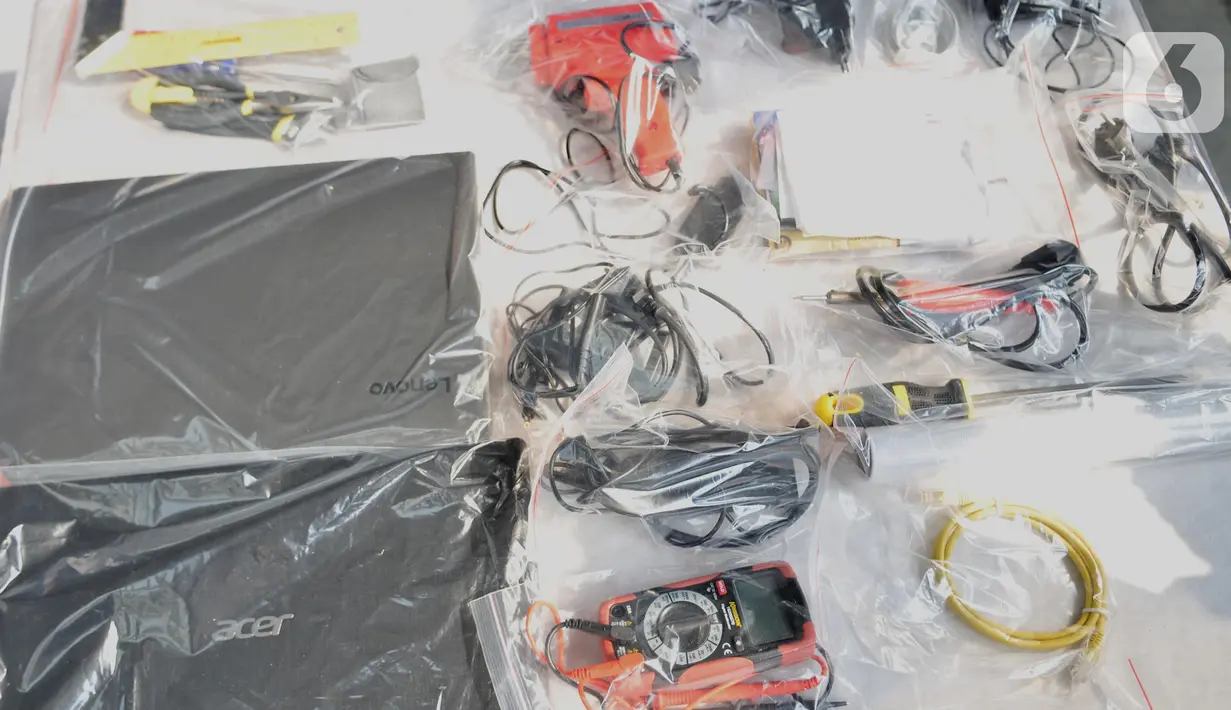 Barang bukti kasus pembobolan ATM atau skimming dihadirkan saat rilis di Mapolda Metro Jaya, Jakarta, Senin (11/11/2019). Barang bukti yang diamankan di antaranya deep skimmer dan spy camera. (merdeka.com/Iqbal Nugroho)
