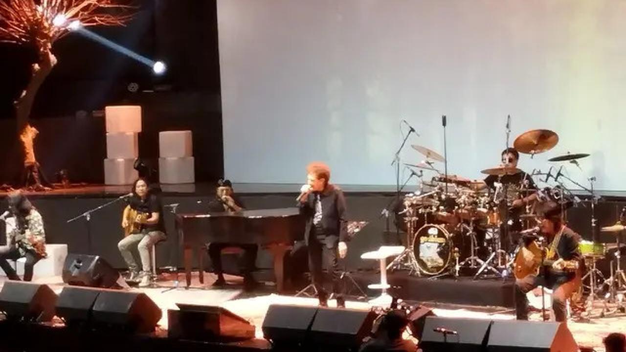 Konser God Bless Unplugged Penuh Tawa, Kenangan dan Kejutan