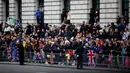 Orang-orang menunggu di sepanjang rute peti mati Ratu Elizabeth II akan ditarik dengan kereta setelah upacara pemakamannya di Westminster Abbey, London, Inggris, Senin (19/9/2022). Lebih dari 10.000 petugas polisi akan bertugas pada hari pemakaman kenegaraan Ratu Elizabeth II. (Sarah Meyssonnier/Pool Photo via AP)