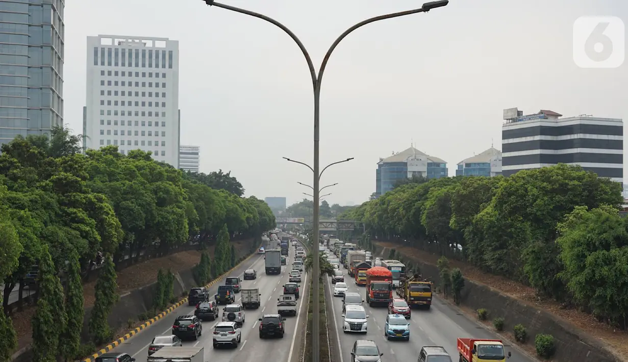 Kendaraan melintasi Tol JORR di kawasan Jakarta Selatan, Selasa (8/10/2019). Kepala Badan Pengatur Jalan Tol (BPJT) Kementerian PUPR Danang Parikesit menyebut kenaikan tarif 21 ruas tol bakal diumumkan usai pelantikan Presiden dan Wakil Presiden periode 2019-2024. (Liputan6.com/Immanuel Antonius)