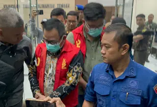 Kepala Dinas Energi dan Sumber Daya Mineral (ESDM) Provinsi Kalteng, Vent Christway ditahan dalam kasus dugaan korupsi pada sektor pertambangan zirkon.