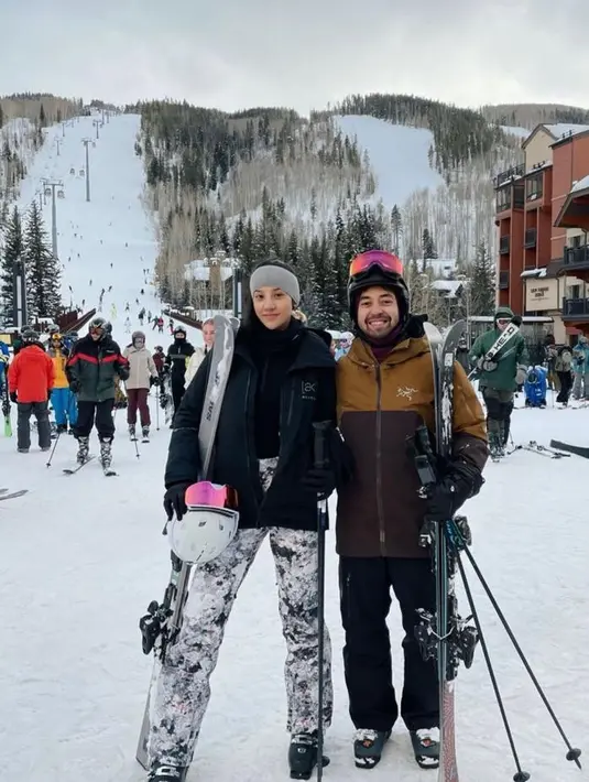 Penampilannya dilengkapi dengan headband abu-abu serta helm khusus warna putih. @anyageraldine.