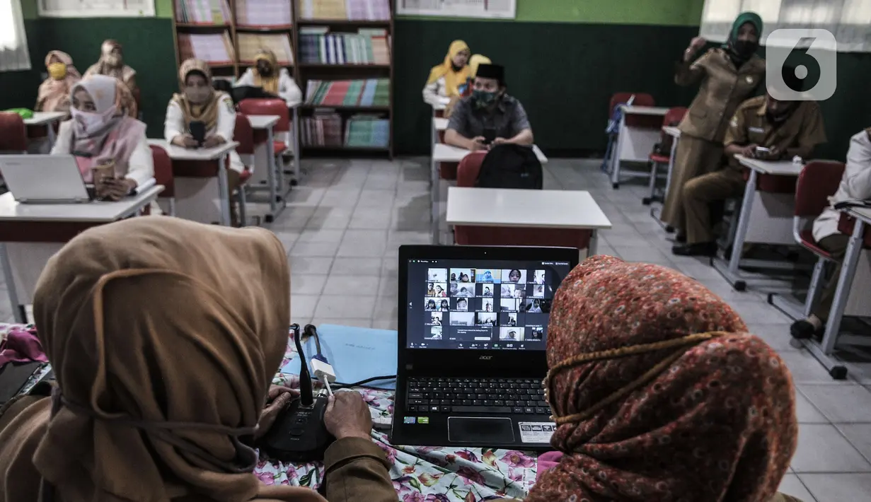 Suasana saat para guru bergantian memberi sambutan saat Masa Pengenalan Lingkungan Sekolah (MPLS) Tahun Ajaran Baru 2020/2021 secara daring atau online di SDN Pekayon Jaya 6, Bekasi, Jawa Barat, Senin (13/7/2020). (merdeka.com/Iqbal S. Nugroho)